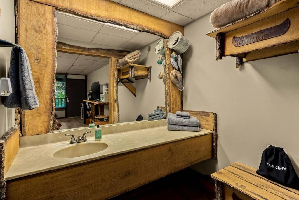 Stonegate Lodge King Bed Wifi 50 In Roku Tv Salt Water Pool Room # 101 Eureka Springs Luaran gambar