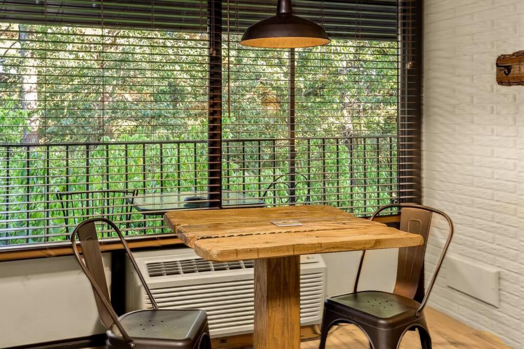 Stonegate Lodge King Bed Wifi 50 In Roku Tv Salt Water Pool Room # 101 Eureka Springs Luaran gambar